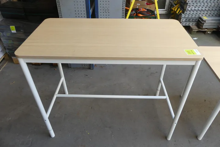 Schreibtisch Maße in cm ca 130x 70 x 105